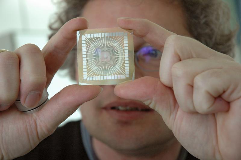 "Mikro- und nanotechnische Innovationen sind die Basis für neue Testmethoden in der Medizintechnik und bei der Medikamentenentwicklung. Wir entwickeln Mikro- und Nanosysteme zur Manipulation und Analyse von Biomolekülen, Zellen und Geweben, wobei wir technische Entwicklungen mit biotechnischen und zellbiologischen Methodenent-wicklungen verbinden."