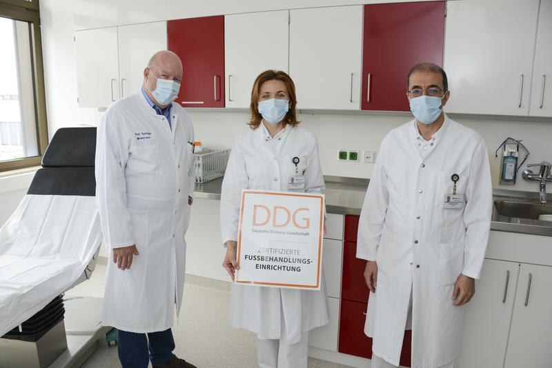 Klinikdirektor Prof. Dr. Dr. h.c. Diethelm Tschöpe und die Oberärzte Dr. Tania-Cristina Costea und Abdulwahab Arbi