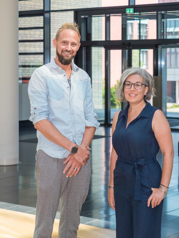 Marina Zempeltzi, Erstautorin der Studie und Doktorandin, und PD Dr. Max Happel, Leiter der Arbeitsgruppe am Leibniz-Institut