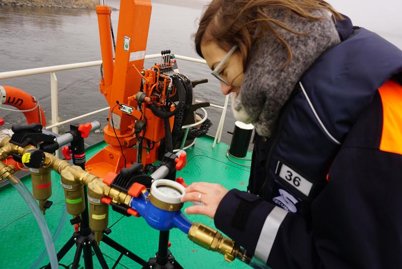 Probenahme an der Elbe: Die Probe wird schon an Bord gefiltert.