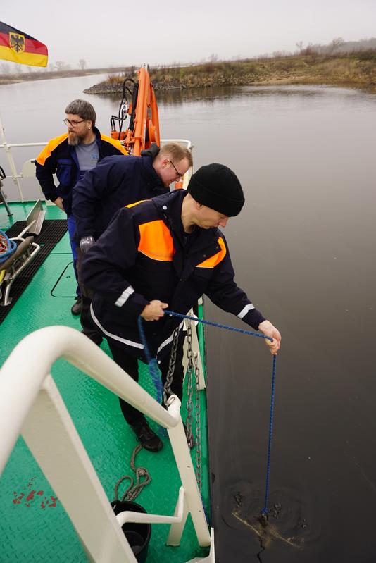 Probenahme von Elbe-Sedimenten.