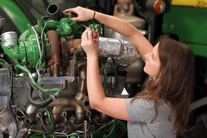 Dipl.-Ing. Ann-Kathrin Jost, wissenschaftliche Mitarbeiterin am Lehrstuhl für Antriebe in der Fahrzeugtechnik an der TU Kaiserslautern, rüstet im Forschungsprojekt vorhandene Motortechnik auf partikelfreie Dual-Fuel-Verbrennung um.