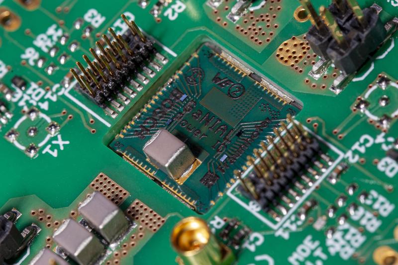 PCB-embedded GaN-on-Si half bridge circuit including gate and DC link capacitors