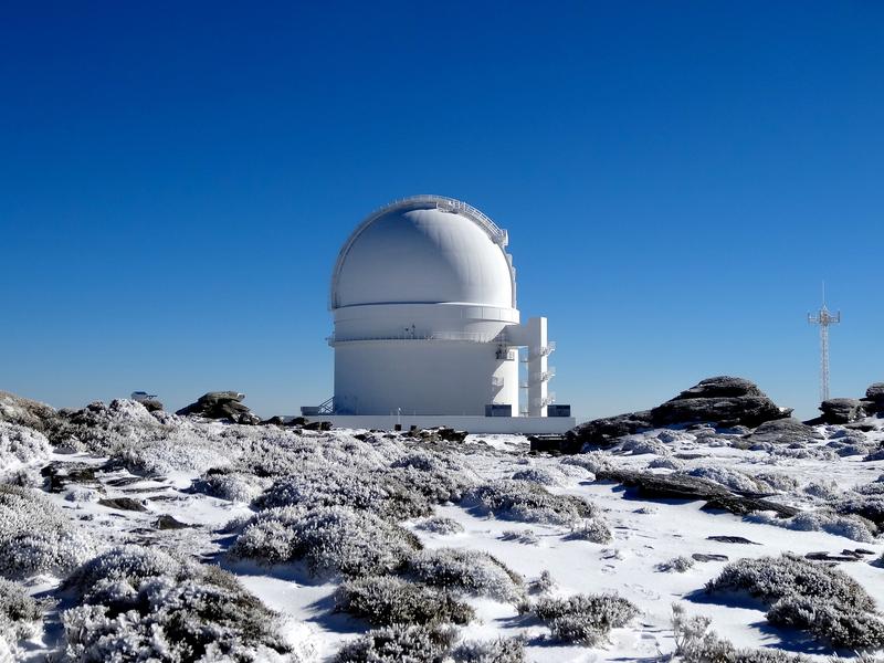 Kuppel des 3,5-Meter-Teleskops am Calar Alto Observatorium, wo der CARMENES-Spektrograf installiert ist.