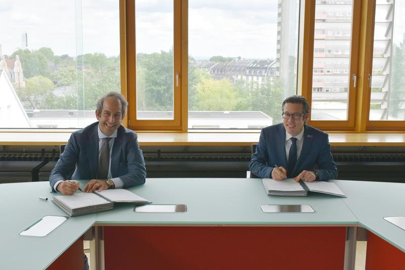 Unterschrift für Meilenstein: Prof. Dr. Frank E.P. Dievernich, Präsident der Frankfurt UAS (rechts), unterzeichnet gemeinsam mit Max Baum, dem neuen Eigentümer und Vermieter, den Mietvertrag für die Immobilie an der Friedberger Landstraße/Hungener Straße.