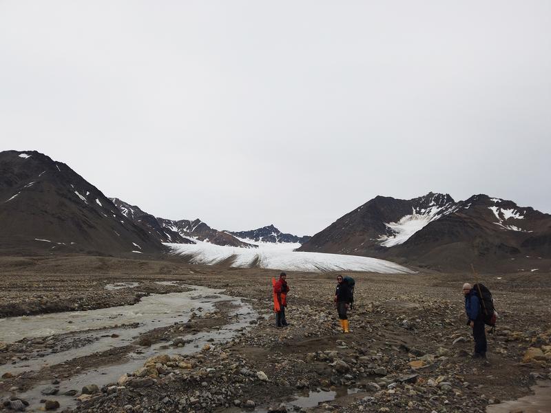 Wanderung zum Gletscher „Midtre Lovénbreen“ für die Probennahme von Schmelzwasser und Sedimenten. v.l.n.r. Torben Stichel (AWI), Grit Steinhöfel (AWI) und Chantal Mears (HZG). 