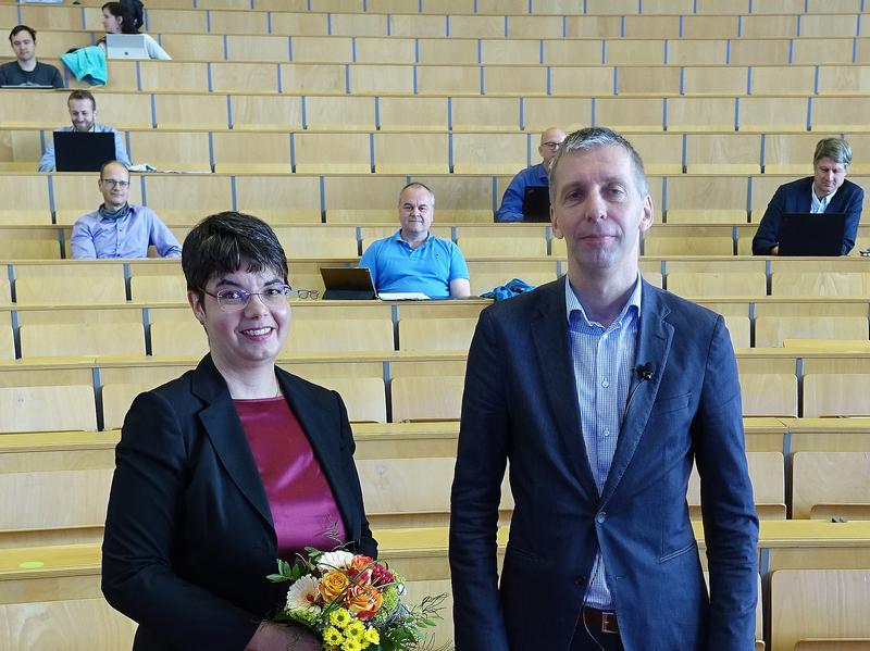 Professor Kai-Uwe Sattler beglückwünscht Professorin Anja Geigenmüller zu ihrer Wahl zur Vizepräsidentin für Bildung der TU Ilmenau.