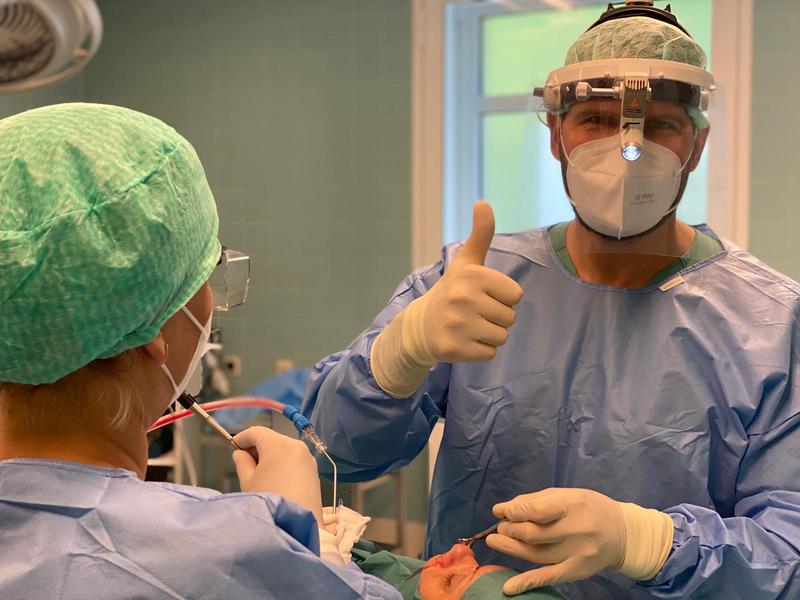 Arzt Dr. Oliver Mick vom HNO-Zentrum Oldenburger Münsterland in Cloppenburg zeigt sich während einer OP mit dem neuen Face Shield hoch zufrieden.