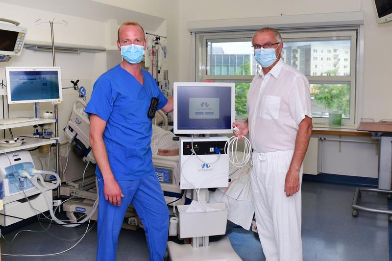 Professor Ralf Ewert (re.) und Atemtherapeut Franco Lemke mit dem neuen Lungpacer-System, von dem weitere Patienten mit künstlicher Beatmung profitieren sollen.