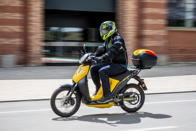 Forschende des Instituts für Fahrzeugsicherheit der TU Graz untersuchten gemeinsam mit Experten des ÖAMTC den Einfluss des richtigen Mopedhelms auf das Verletzungsrisiko.