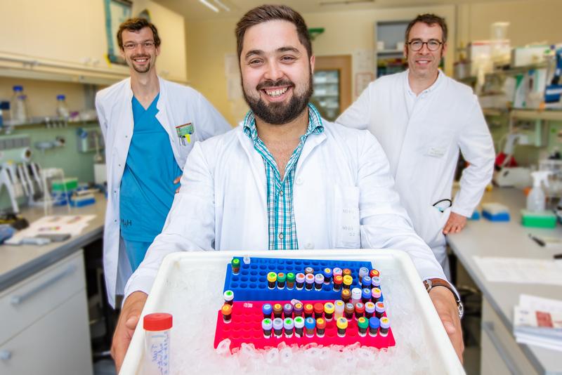 Dr. Christian Schultze-Florey, Dr. Ivan Odak und Professor Dr. Christian Könecke im Labor des MHH-Instituts für Immunologie (von links nach rechts).