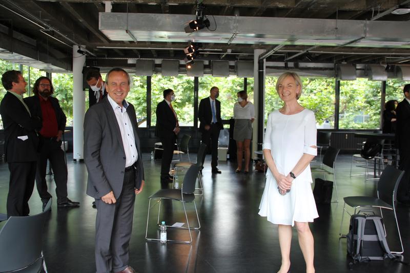 Wissenschaftsministers Prof. Dr. Konrad Wolf und Prof. Dr. Susanne Weissman, Präsidentin der Hochschule Mainz 