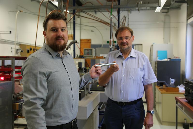 Peter Pichler (left) with working group leader Gernot Pottlacher (right). From the steel rod in their hands, they cut the small balls that are now being examined on the ISS. 