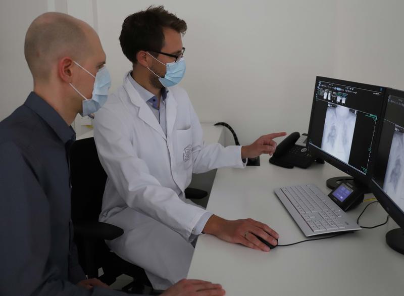 (v.l.) Doktorand Daniel Schaudt und Facharzt Dr. Christopher Kloth analysieren eine Röntgenaufnahme einer Lunge. 