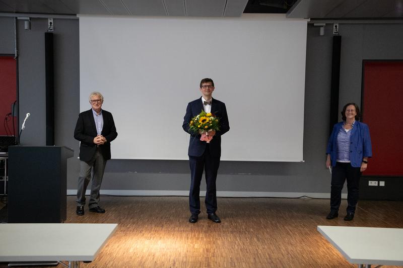 Der Vorsitzende des Hochschulrates, Herbert K. Meyer (li.), und die Präsidentin, Prof. Dr. Edeltraud Vomberg, gratulieren dem neuen Vizepräsidenten herzlich und wünschen ihm für seine Amtszeit stets gutes Gelingen.