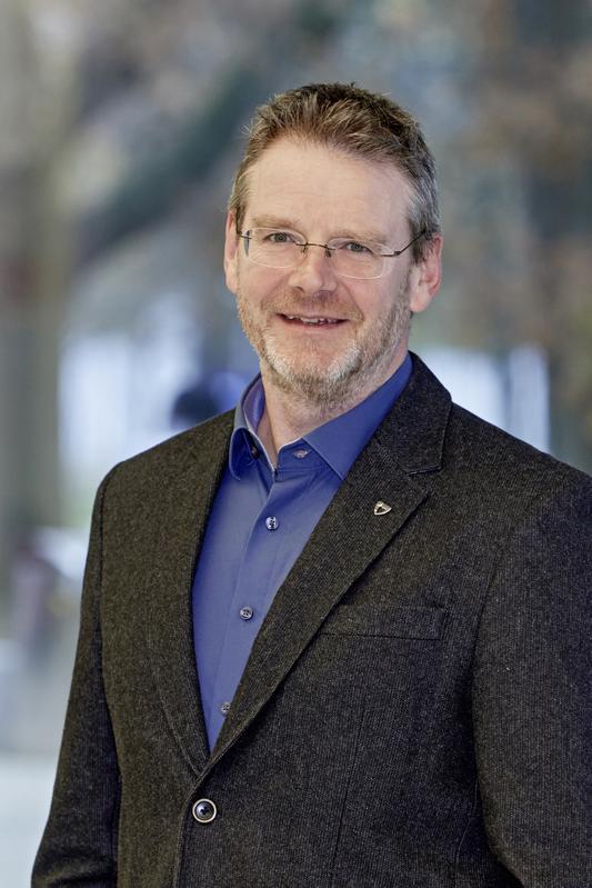 An der englischsprachigen Campus-Universität ist Matthias Ullrich Professor für Mikrobiologie. 