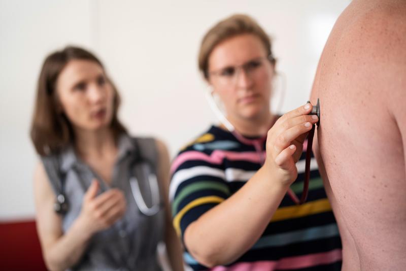 In einer Befragung des Jenaer Instituts für Allgemeinmedizin zeigen Studierende großes Interesse am Hausarztberuf.