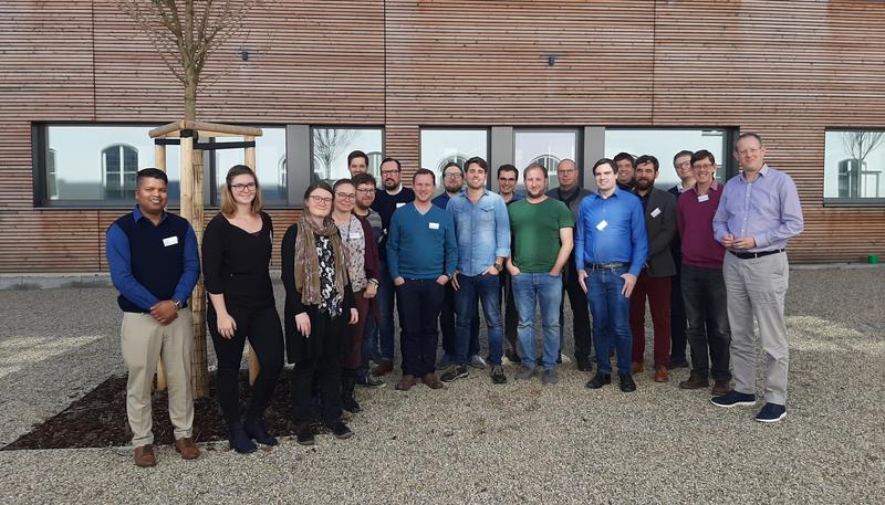 Das Projektteam, bestehend aus Wissenschaftlerinnen und Wissenschaftlern der Hochschule Geisenheim und der HSWT, Branchenvertreterinnen und Branchenvertretern aus dem Gartenbau sowie Mitarbeiterinnen und Mitarbeitern der Digitalagentur snoopmedia