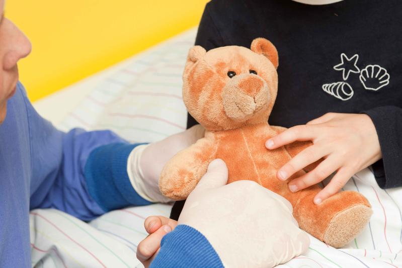 Die jungen Patientinnen und Patienten der Klinik für Kinder- und Jugendmedizin werden von speziell geschulten Ärzt*innen und Pflegefachkräften versorgt. 