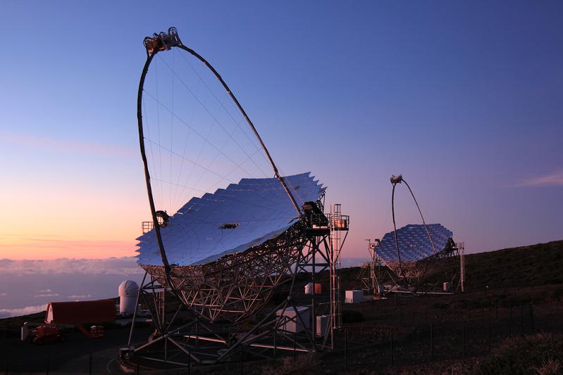Die beiden MAGIC-Teleskope am Observatorium “Roque de los Muchachos” auf der Kanareninsel La Palma, Spanien