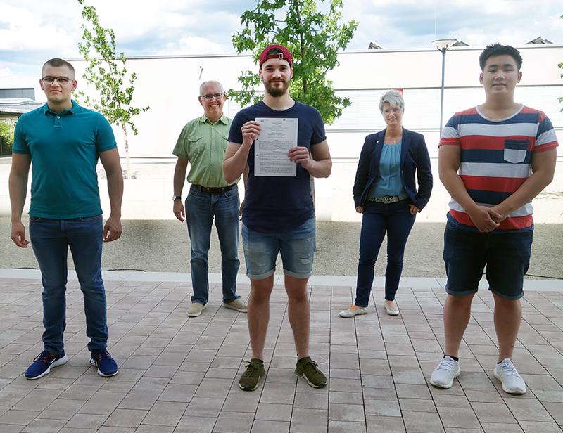 v.l.n.r.: Kevin Weilbacher (zukünftiger Student der HSRM), Geert Ernst (Abteilungsleiter WHS), Benjamin Rapp (zukünftiger Student der HSRM), Sonja Schmithals (Schulleiterin), Andreas Nguyen (HSRM Interdisziplinäre Ingenieurwissenschaften). 