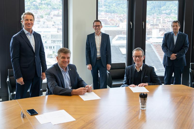 Helmut Eifert (DAT-Geschäftsführer Ausland), Jens Nietzschmann (DAT-Sprecher der Geschäftsleitung), Dr. Benedikt Maier, Prof. Dr. Stefan Reindl und Prof. Dr. Andreas Frey (HfWU-Rektor) (v.l.n.r.)