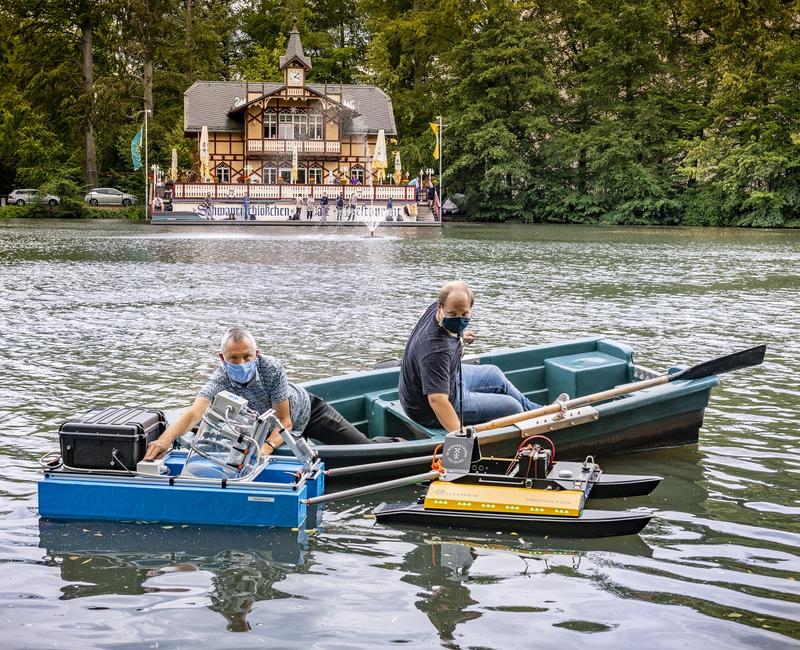 Prof. Dr. Jörg Matschullat (links) mit dem Masterstudenten Karsten Gustav bei Arbeiten an der Plattform auf dem Kreuzteich am Schwanenschlösschen.