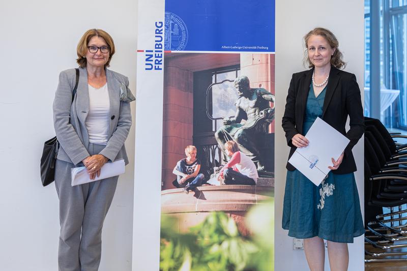 Gisela Riescher (links), Prorektorin für Redlichkeit in der Wissenschaft, Gleichstellung und Vielfalt, zeichnet Maria Asplund mit dem Bertha-Ottenstein-Preis aus. 