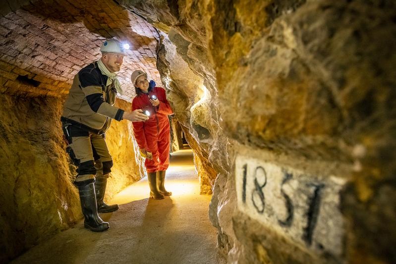 Prof. Helmut Mischo und Luisa Rischer auf der EntdeckerTour im Forschungs- und Lehrbergwerk / Silberbergwerk Freiberg.