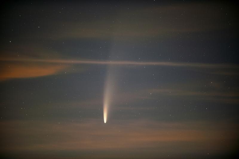 Komet C/2020 F3 (NEOWISE) am Morgen des 13. Juli 2020 in Cirruswolken, die von der Lichtverschmutzung orangegelb aufgehellt werden