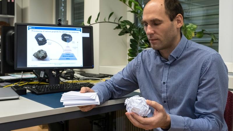 Kostiantyn Kravchyk erklärt die Chemie einer Aluminium-Graphit-Batterie: Bei gut geeignetem Graphit sehen die Kanten aus wie der Rand eines Papierstapels. Die Aluminiumchlorid-Ionen können gut eindringen. Bei schlechtem Graphit sind die Kanten zerknüllt.