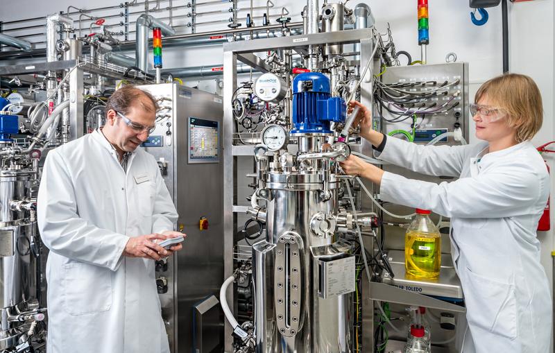 Alternative zu Erd- und Palmöl-Produkten: In der Bioreaktoranlage von Prof. Dr. Rudolf Hausmann produziert die Universität Hohenheim dank spezieller Bakterienstämme bereits Biotenside aus Materialien wie Holz.
