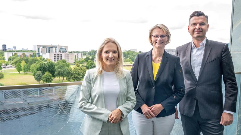 Prof. Dr. Julia Knopf (Universität des Saarlandes); Anja Karliczek (Bundesministerin für Bildung und Forschung); Prof. Dr. Oliver Thomas (Universität Osnabrück). 