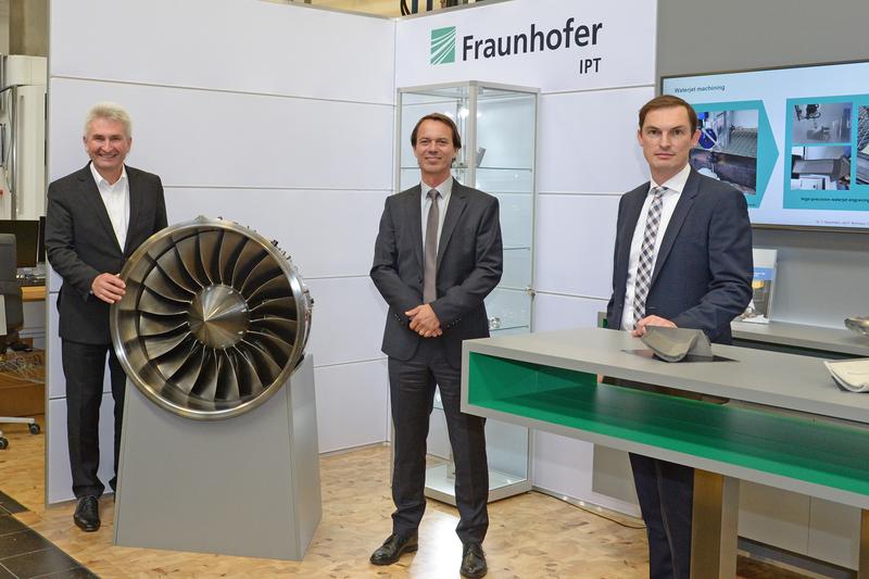 Besuch von NRW-Wirtschaftsminister Andreas Pinkwart im Showroom des Fraunhofer IPT (v.l.n.r.: Prof. Andreas Pinkwart, Prof. Thomas Bergs (Fraunhofer IPT), Dr. Thomas Neuenhahn (Siemens MCoE).