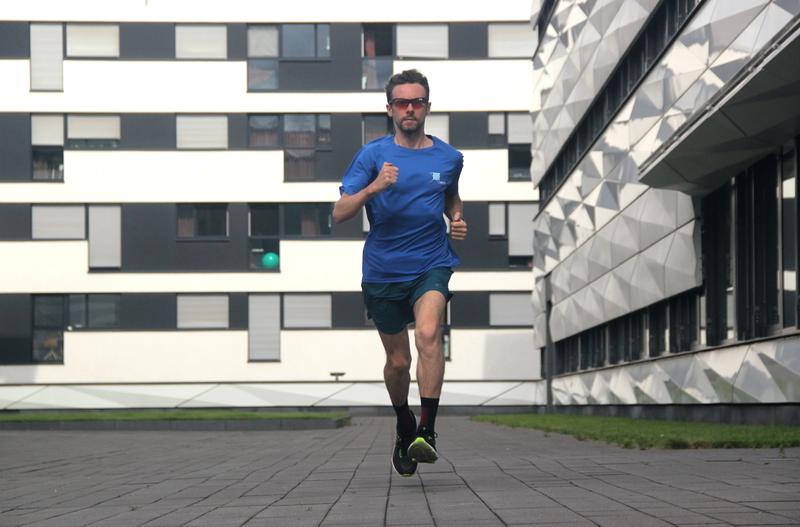 “: Solidarität in Laufschuhen: Ein Läufer des HITS-Teams während des NCT-Laufs in der Heidelberger Bahnstadt 