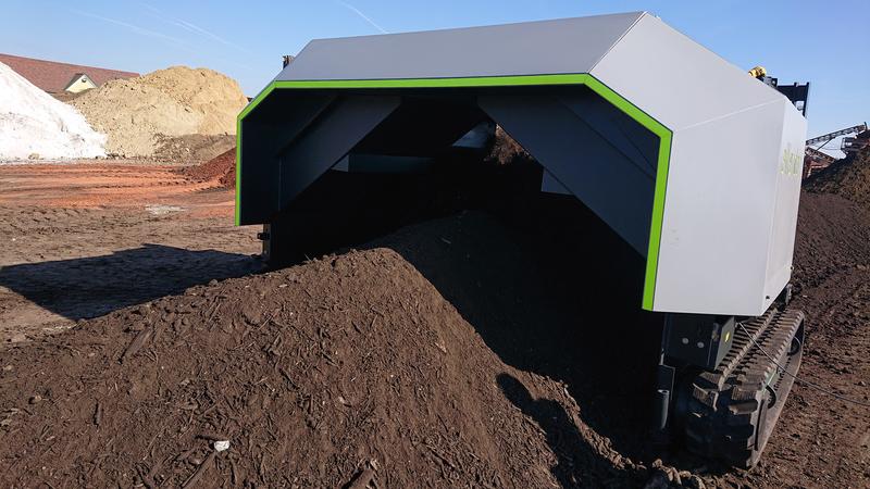 Forschende der TU Graz entwickeln gemeinsam mit dem Unternehmen Pusch & Schinnerl eine autonom fahrende, elektrisch angetriebene Kompostwendemaschine.