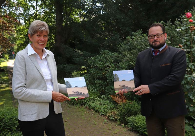 Susanne Belting (l.), Fachliche Leiterin im DBU Naturerbe, und DBU-Generalsekretär Alexander Bonde stellten heute den DBU Naturerbe Jahresbericht 2019 vor, der unter anderem Folgen der Dürre auf den DBU-Naturerbeflächen thematisiert.