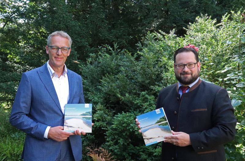 Raten in Zeiten von Hitze, Dürre und Starkregen dazu, Wasser in der Landschaft zu halten und Fließgewässern mehr Raum zu geben: DBU-Generalsekretär Alexander Bonde (r.) und Dr. Maximilian Hempel, DBU-Abteilungsleiter Umweltforschung und Naturschutz.