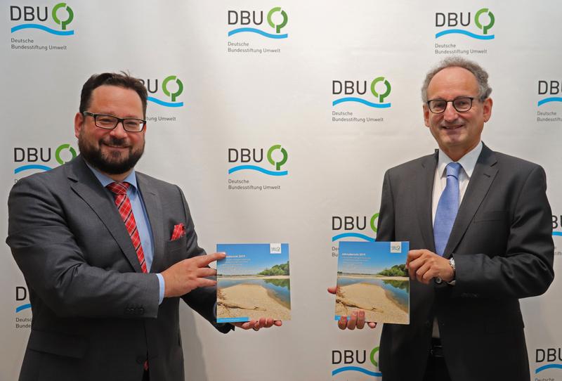 DBU-Generalsekretär Alexander Bonde (l.) und DBU-Finanzchef Michael Dittrich freuen sich, dass die Stiftung auch in Krisenzeiten ein verlässlicher Fördermittelgeber ist.