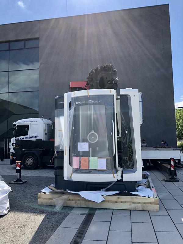 Schweres Gerät war nötig, um die neue Fräsmaschine ins Großraumlabor an der THD zu bringen.