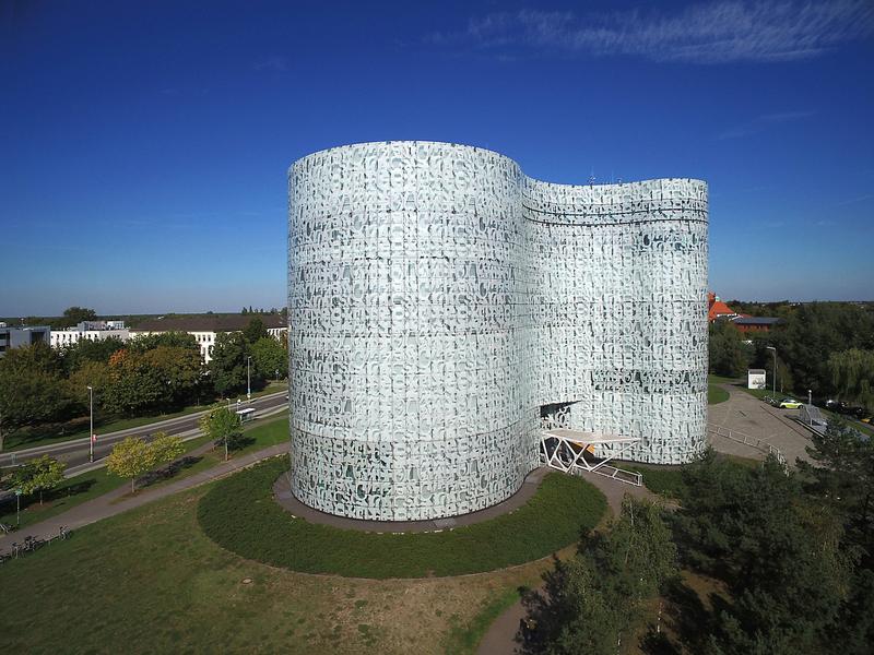 Blick auf das Informations-, Kommunikations- und Medienzentrum (IKMZ) der BTU Cottbus–Senftenberg