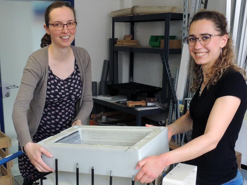 Saskia Dinter und Christina Zugschwert (v.l.) forschen am TZE der Hochschule Landshut an zukünftigen Energiespeichern.