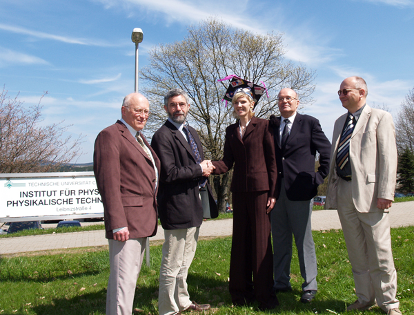 Gratulierten Maria Teresa Ostafin (Mitte) nach sehr guter Prüfung zur Doppelpromotion (v.l.): Prof. Dr. Robert Schwarzer, Prof. Dr. Wolfgang Schade (beide TU), Prof. Dr. Jan Pospiech und Dr. Sc. Krzysztof Sztwiertnia (beide IMIM) (Foto: TU Clausthal)