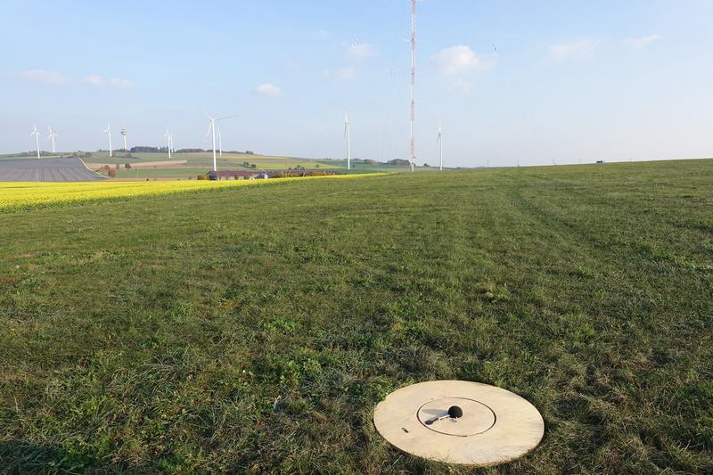 Messmikrofon nahe einer Windkraftanlage auf der Schwäbischen Alb. 