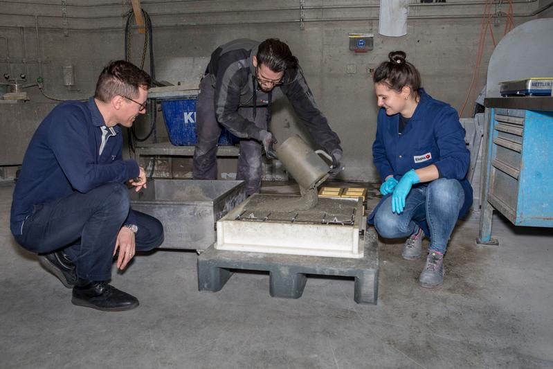 Empa researchers Mateusz Wyrzykowski and Volha Semianiuk, with the help of laboratory technician Sebastiano Valvo, are investigating new possibilities for self-tensioned CFRP concrete elements.