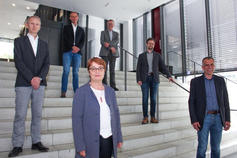 Sie haben die Gründung des JAII vorangetrieben (vorne v.li.): Prof. Dr. Eyke Hüllermeier, Prof’in Dr. Birgitt Riegraf, Prof. Dr.-Ing. Gerhard Sagerer und (hinten v.li.), Prof. Dr. Johannes Blömer, Prof. Dr. Martin Egelhaaf und Prof. Dr. Philipp Cimiano.