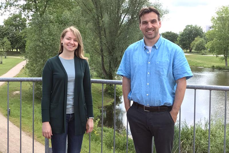 Prof. Marc Bramkamp und Erstautorin Abigail Savietto erforschten, wie Flotillin-Proteine die Fluidität von Bakterienmembranen regulieren.  