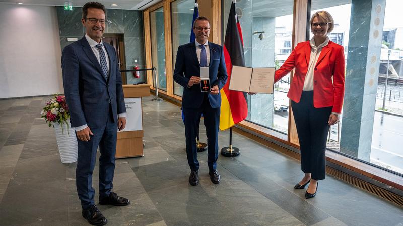 Prof. Dr. Uwe Schneidewind (Mitte) mit Bundes-forschungsministerin Anja Karliczek und Rektor der Uni Wuppertal, Prof. Dr. Lambert T. Koch