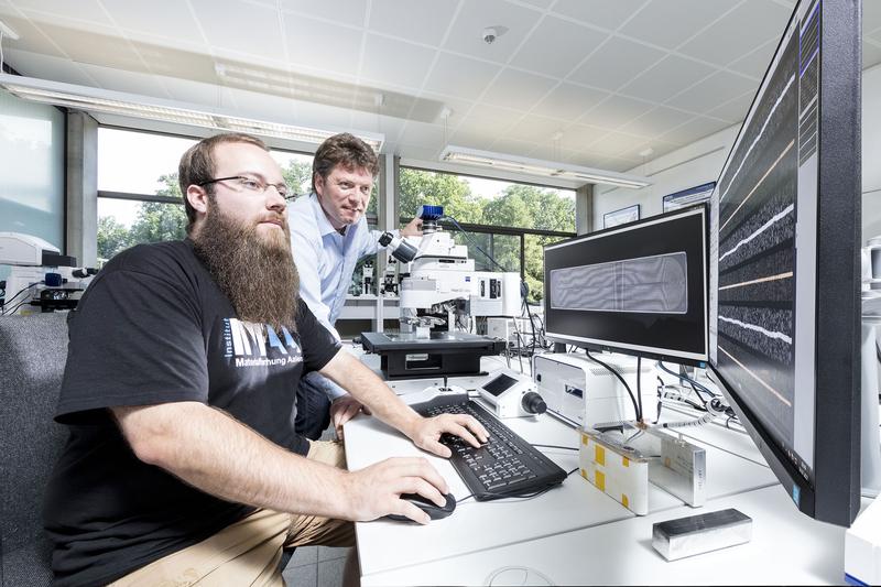 Andreas Jansche und Dr. Timo Bernthaler bei der Anwendung von Methoden des Maschinellen Lernens zur mikroskopischen Bewertung der Qualität von Batterien an der Hochschule Aalen.