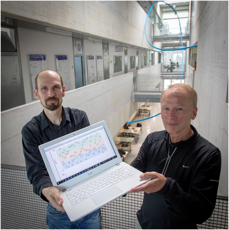 Die beiden TU Graz-Informatiker Robert Legenstein und Wolfgang Maass (v.l.) arbeiten an energieeffizienten AI-Systemen und lassen sich dabei von der Funktionsweise des menschlichen Gehirns inspirieren.